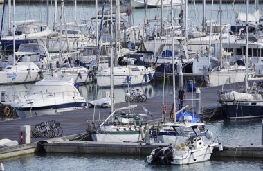 İtalya, Sicilya, Akdeniz, Marina di Ragusa; 23 Şubat 2016, yay Marina - editoryal Lüks Yatlar