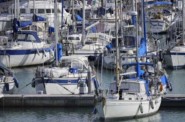 Italia, Sicilia, Mar Mediterráneo, Marina di Ragusa; 23 Febrero 2016, yates de lujo arcos en el puerto deportivo - EDITORIAL — Foto de Stock