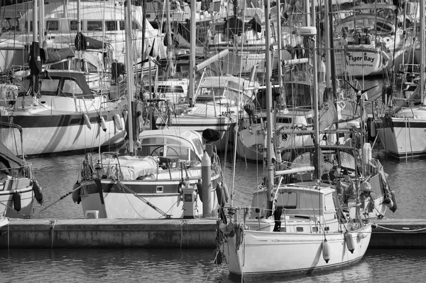 Itália, Sicília, Mar Mediterrâneo, Marina di Ragusa; 23 Fevereiro 2016, iates de luxo se curva na marina - EDITORIAL — Fotografia de Stock