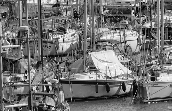 意大利的西西里岛，地中海，玛丽娜迪拉古;2016 年 2 月 24 日，豪华游艇在码头-社论 — 图库照片