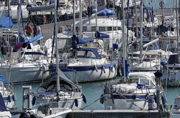 Italia, Sicilia, Mar Mediterraneo, Marina di Ragusa; 24 febbraio 2016, yacht di lusso nel porto turistico - EDITORIALE — Foto Stock