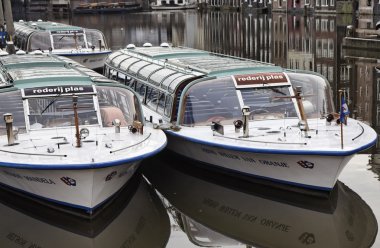 Hollanda, Amsterdam; 9 Ekim 2011, feribotlar kanalına yakın Merkez İstasyonu - Editörden