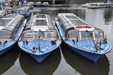 Hollanda, Amsterdam; 9 Ekim 2011, feribotlar kanalına yakın Merkez İstasyonu - Editörden