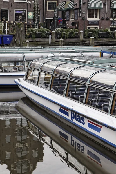 Holland, Amsterdã; 9 de outubro de 2011, ferryboats em um canal perto da Estação Central - EDITORIAL — Fotografia de Stock