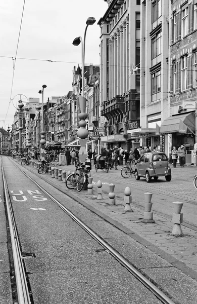 Olanda, Amsterdam; 9 ottobre 2011, persone e vecchi edifici facciate in una strada centrale della città - EDITORIALE — Foto Stock