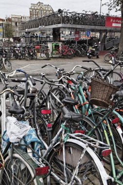 Hollanda, Amsterdam; 9 Ekim 2011, Otopark yakın Merkez İstasyonu - editoryal bisikletler