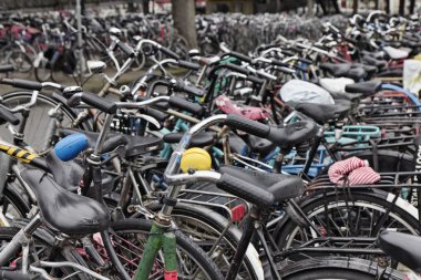 Hollanda, Amsterdam; 9 Ekim 2011, Otopark yakın Merkez İstasyonu - editoryal bisikletler