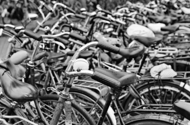 Hollanda, Amsterdam; 9 Ekim 2011, Otopark yakın Merkez İstasyonu - editoryal bisikletler