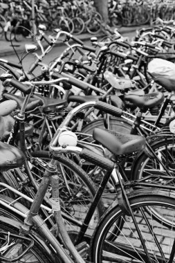 Hollanda, Amsterdam; 9 Ekim 2011, Otopark yakın Merkez İstasyonu - editoryal bisikletler
