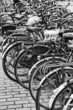 Hollanda, Amsterdam; 9 Ekim 2011, Otopark yakın Merkez İstasyonu - editoryal bisikletler