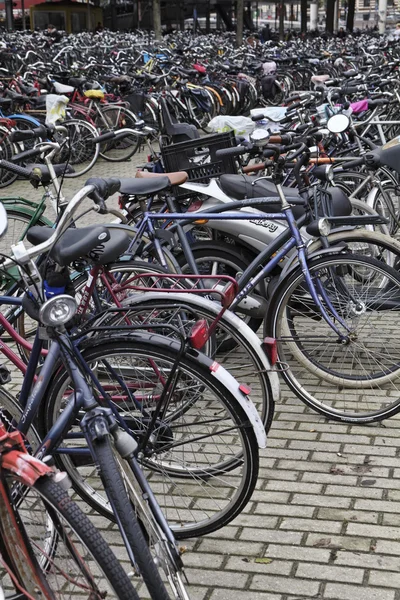 Holland, Amsterdã; 9 de outubro de 2011, estacionamento de bicicletas perto da Estação Central - EDITORIAL — Fotografia de Stock