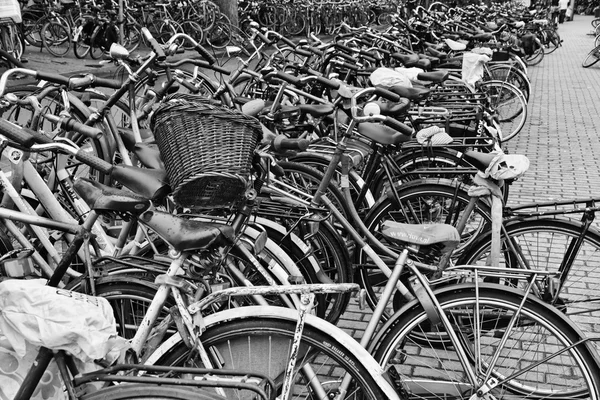 Holanda, Ámsterdam; 9 de octubre de 2011, estacionamiento de bicicletas cerca de la Estación Central - EDITORIAL —  Fotos de Stock