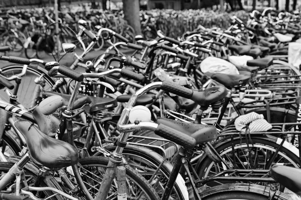 Holland, Amsterdam; 9 oktober 2011, fietsen parkeren in de buurt van het centraalstation - redactie — Stockfoto