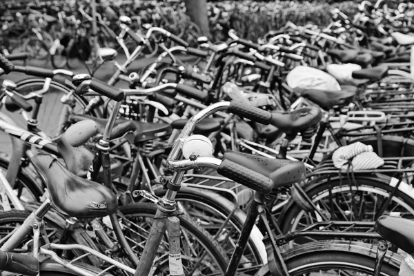 Holanda, Ámsterdam; 9 de octubre de 2011, estacionamiento de bicicletas cerca de la Estación Central - EDITORIAL —  Fotos de Stock