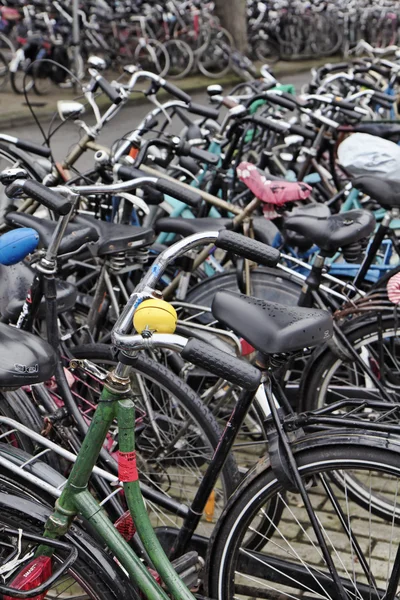 네덜란드, 암스테르담; 2011 년 10 월 9 일, 자전거 중앙 역-사설 주차장 — 스톡 사진