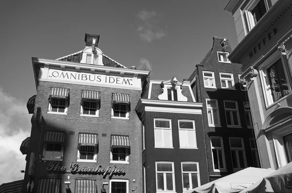 Голландия, Амстердам; 10 октября 2011 г., фасад старинных каменных домов в центре города - EDITORIAL — стоковое фото