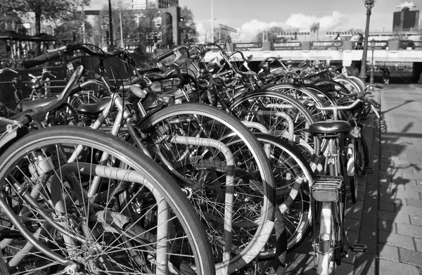 Holanda, Ámsterdam; 9 de octubre de 2011, estacionamiento de bicicletas cerca de la Estación Central - EDITORIAL —  Fotos de Stock