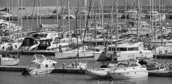 Itália, Sicília, Mar Mediterrâneo, Marina di Ragusa; 26 Fevereiro 2016, barcos e iates de luxo na marina - EDITORIAL — Fotografia de Stock