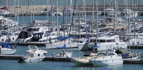 Italia, Sicilia, Mar Mediterraneo, Marina di Ragusa; 26 febbraio 2016, barche e yacht di lusso nel porto turistico - EDITORIALE — Foto Stock