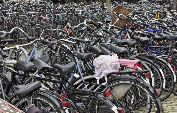 Hollanda, Amsterdam; 9 Ekim 2011, Otopark yakın Merkez İstasyonu - editoryal bisikletler — Stok fotoğraf
