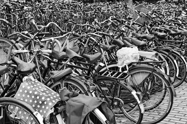 Holanda, Ámsterdam; 9 de octubre de 2011, estacionamiento de bicicletas cerca de la Estación Central - EDITORIAL —  Fotos de Stock
