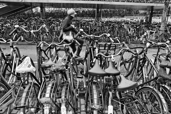 オランダ、アムステルダム。2011 年 10 月 9 日、自転車社説中央駅近くの駐車場 — ストック写真