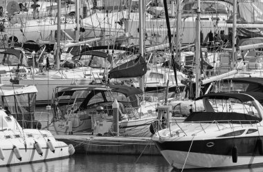 İtalya, Sicilya, Akdeniz, Marina di Ragusa; 27 Şubat 2016, tekneler ve Lüks Yatlar marina - Editörden