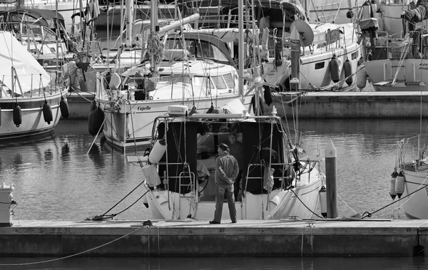 Italia, Sicilia, Mar Mediterráneo, Marina di Ragusa; 27 Febrero 2016, barcos y yates de lujo en el puerto deportivo - EDITORIAL — Foto de Stock