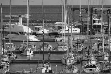 İtalya, Sicilya, Akdeniz, Marina di Ragusa; 27 Şubat 2016, tekneler ve Lüks Yatlar marina - Editörden