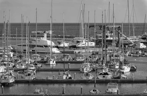 意大利的西西里岛，地中海，玛丽娜迪拉古;2016 年 2 月 27 日，小船和豪华游艇在码头-社论 — 图库照片
