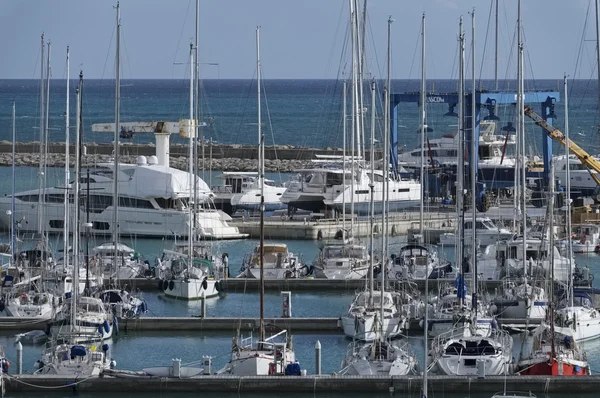 Itália, Sicília, Mar Mediterrâneo, Marina di Ragusa; 27 Fevereiro 2016, barcos e iates de luxo na marina - EDITORIAL — Fotografia de Stock