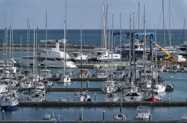 İtalya, Sicilya, Akdeniz, Marina di Ragusa; 27 Şubat 2016, tekneler ve Lüks Yatlar marina - Editörden — Stok fotoğraf