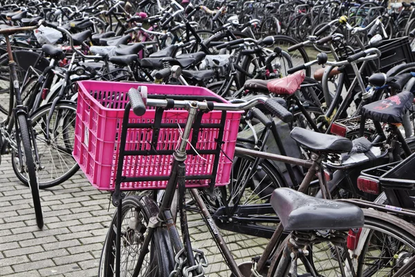 Голландия, Амстердам; 9 октября 2011 года, парковка велосипедов рядом с Центральным вокзалом - EDITORIAL — стоковое фото