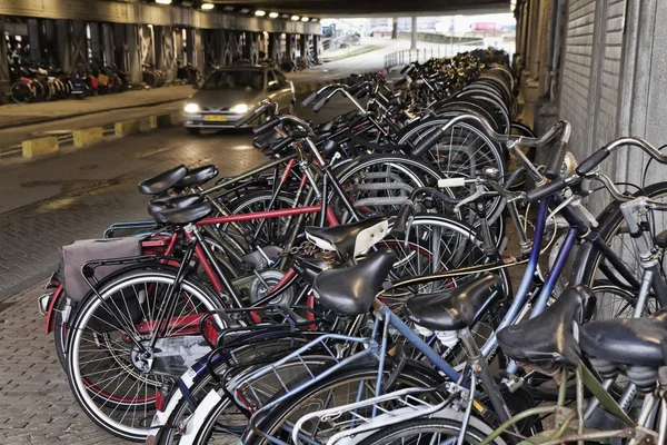 Holanda, Ámsterdam; 9 de octubre de 2011, estacionamiento de bicicletas en un túnel cerca de la Estación Central - EDITORIAL — Foto de Stock