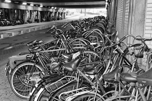 Holanda, Ámsterdam; 9 de octubre de 2011, estacionamiento de bicicletas en un túnel cerca de la Estación Central - EDITORIAL — Foto de Stock