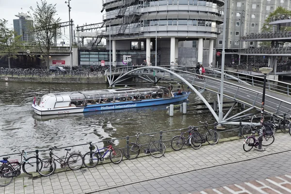 Hollandia, Amsterdam; 2011. október 9., komp víz-csatorna, közel a központi pályaudvarhoz - szerkesztőség — Stock Fotó