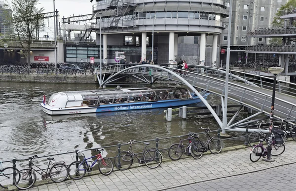 Holland, Amsterdam; 9 oktober 2011, färjan i en vattenkanalen nära centralstationen - ledare — Stockfoto