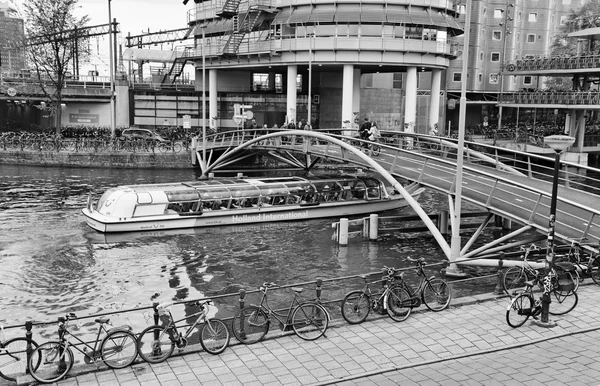 Olanda, Amsterdam; 9 ottobre 2011, traghetto in un canale d'acqua vicino alla Stazione Centrale - EDITORIALE — Foto Stock