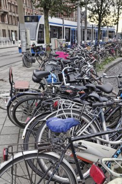 Hollanda, Amsterdam; 9 Ekim 2011, Otopark yakın Merkez İstasyonu - editoryal bisikletler