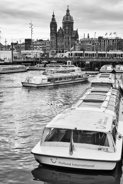 Holland, Amsterdam; 9 de outubro de 2011, ferryboats em um canal de água perto da Estação Central - EDITORIAL — Fotografia de Stock