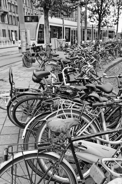 Голландия, Амстердам; 9 октября 2011 года, парковка велосипедов рядом с Центральным вокзалом - EDITORIAL — стоковое фото