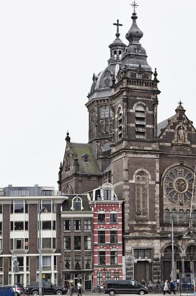 Голландія, Амстердам; 9 жовтня 2011, видом на кафедральний фасаду - редакція — стокове фото