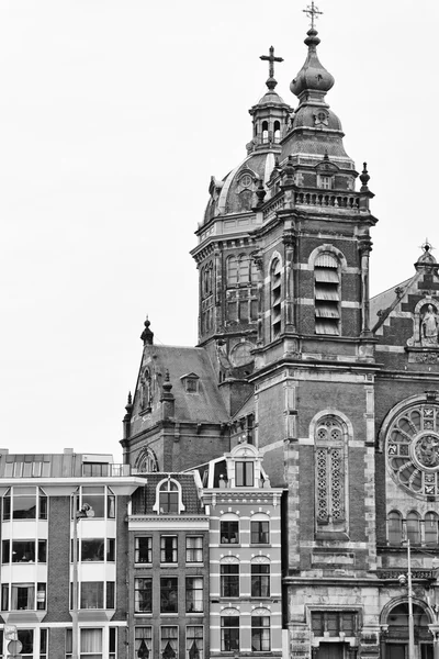荷兰，阿姆斯特丹;2011 年 10 月 9 日，圣尼古拉斯教堂门面-编辑视图 — 图库照片