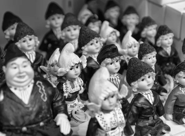 Holland, Volendam (Amsterdam), typical dutch dolls for sale — Stock Photo, Image