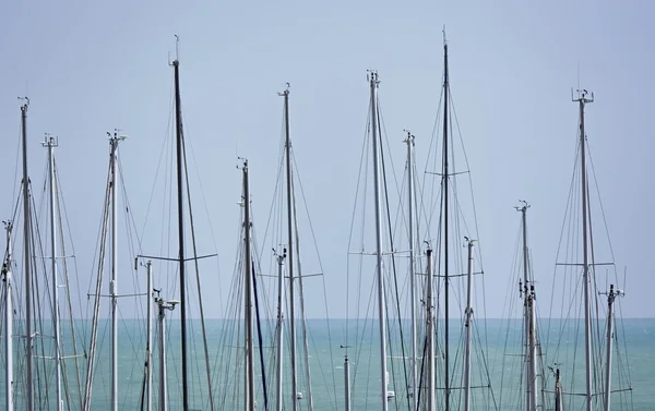 Włochy, dzielnicy, Morze Śródziemne, marina di ragusa, masztów żaglówek i jachtów w marinie — Zdjęcie stockowe