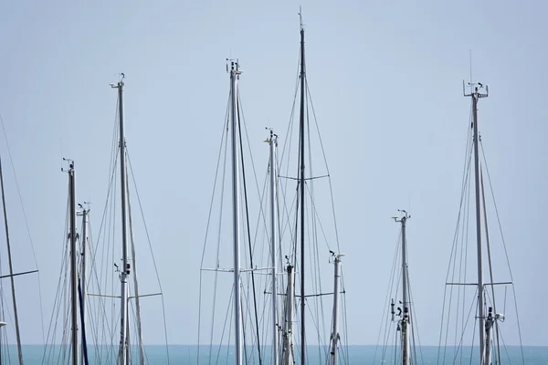 Italia, Sicilia, Mar Mediterráneo, Marina di Ragusa, mástiles de velero en el puerto deportivo — Foto de Stock