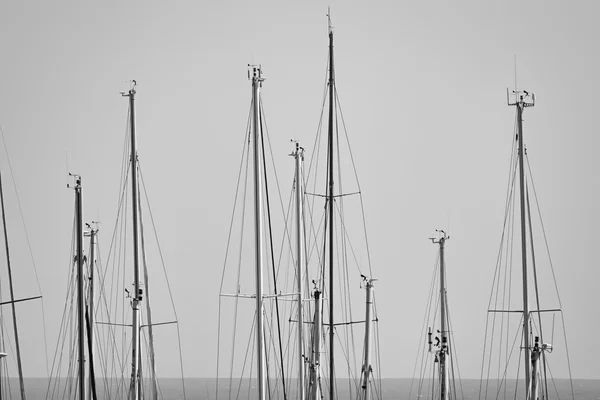 Italia, Sicilia, Mar Mediterráneo, Marina di Ragusa, mástiles de velero en el puerto deportivo —  Fotos de Stock