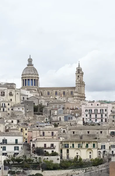 Italy, Sicily, Ragusa Ibla, view of the baroque town and St. George 's Cathedral dome — стоковое фото
