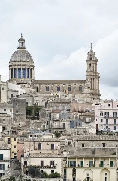 Italy, Sicily, Ragusa Ibla, view of the baroque town and St. George 's Cathedral dome — стоковое фото