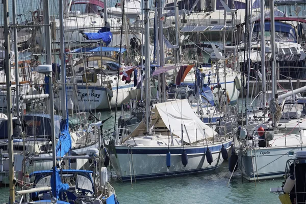 Italia, Sicilia, Mar Mediterraneo, Marina di Ragusa; 29 febbraio 2016, yacht di lusso nel porto turistico - EDITORIALE — Foto Stock